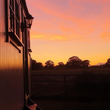 The Old Mill Shepherds Hut Okehampton Exterior photo