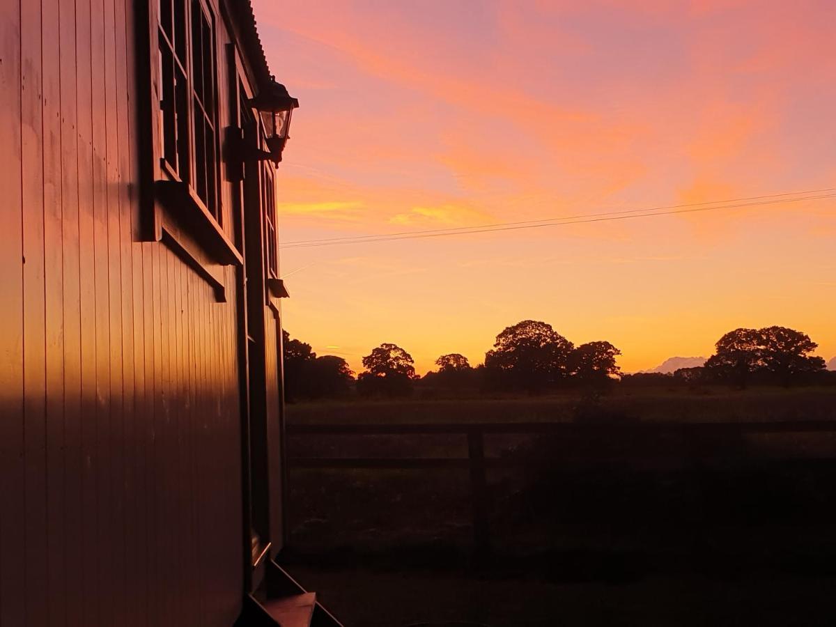 The Old Mill Shepherds Hut Okehampton Exterior photo